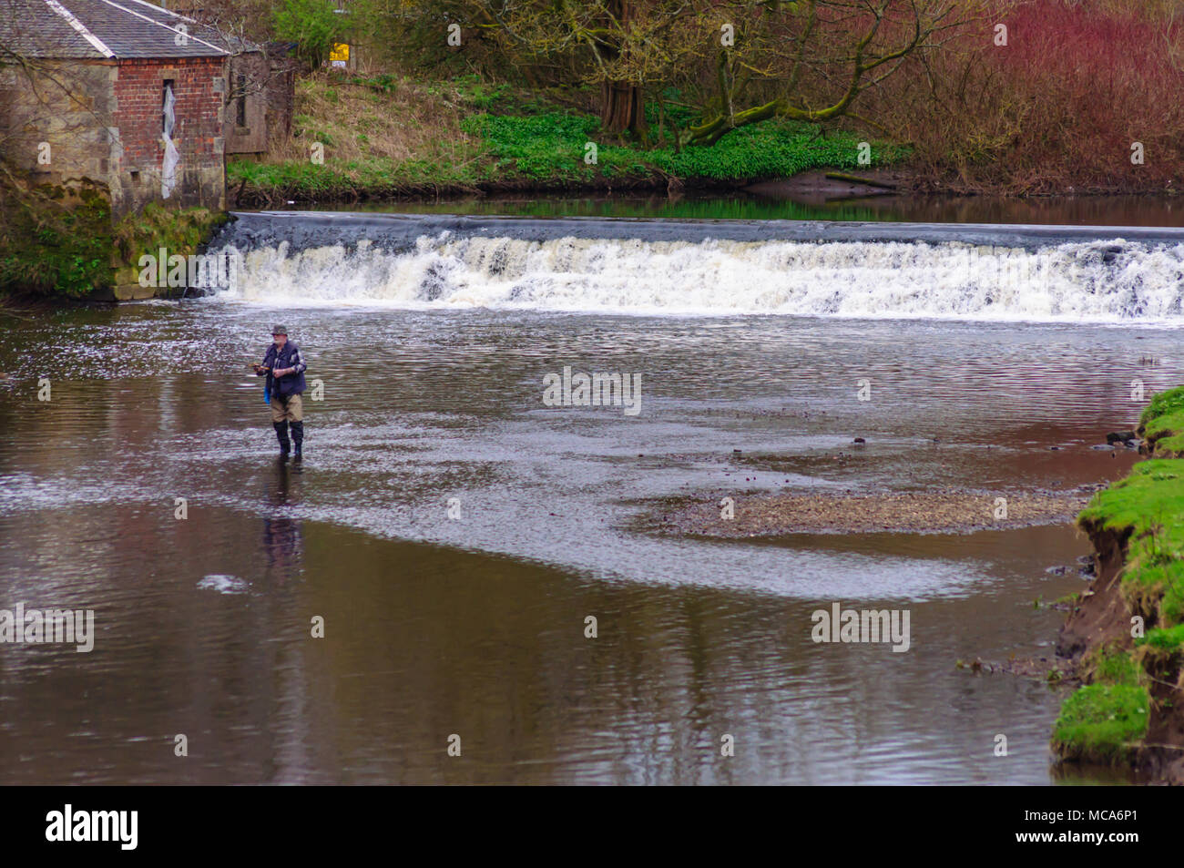 Glasgow, Scotland, UK. 14th April, 2018. UK Weather A man with casting