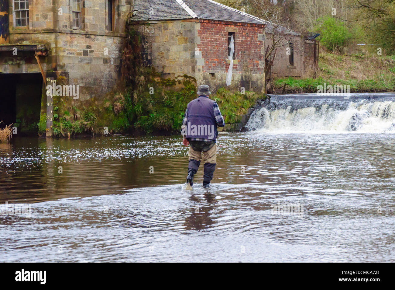 Glasgow, Scotland, UK. 14th April, 2018. UK Weather A man with casting