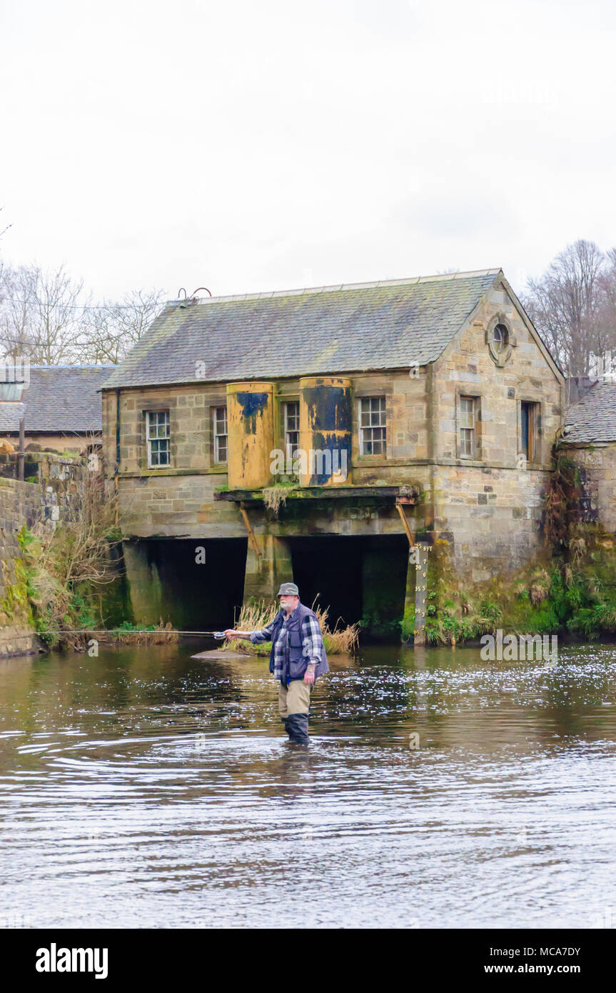 Glasgow, Scotland, UK. 14th April, 2018. UK Weather A man with casting