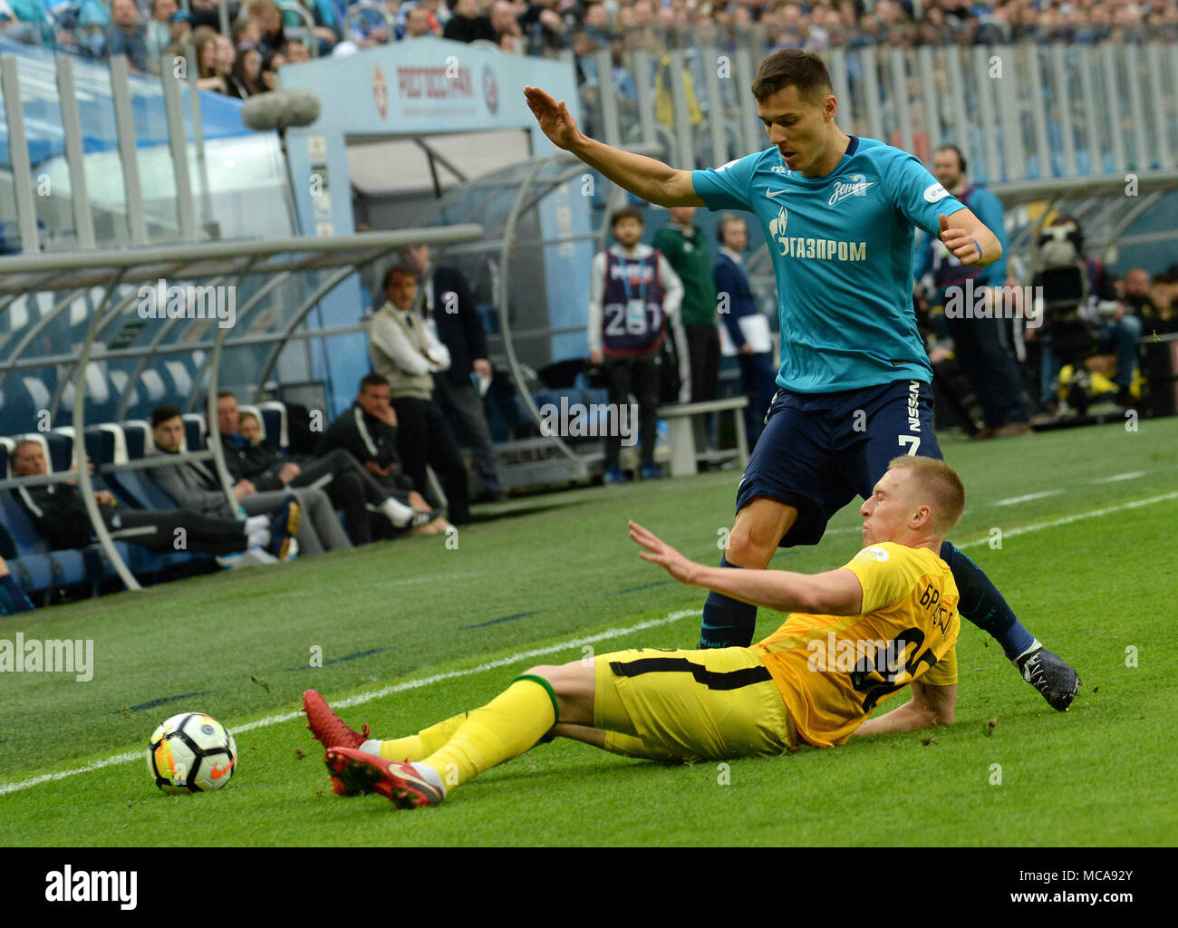 SÃO PETERSBURGO, MO - 14.04.2018: ZENIT X ANZHI - Russia. St. Petersburg. April 14, 2018. Players of ANZHI Sergey Bryzgalov and ZENIT Dmitry Poloz (from left to right) in a match of the Russian Football Championship between the ZENIT team (St. Petersburg) and team of ANZHI (Makhachkala). (Photo: Andrey Pronin/Fotoarena) Credit: Foto Arena LTDA/Alamy Live News Stock Photo