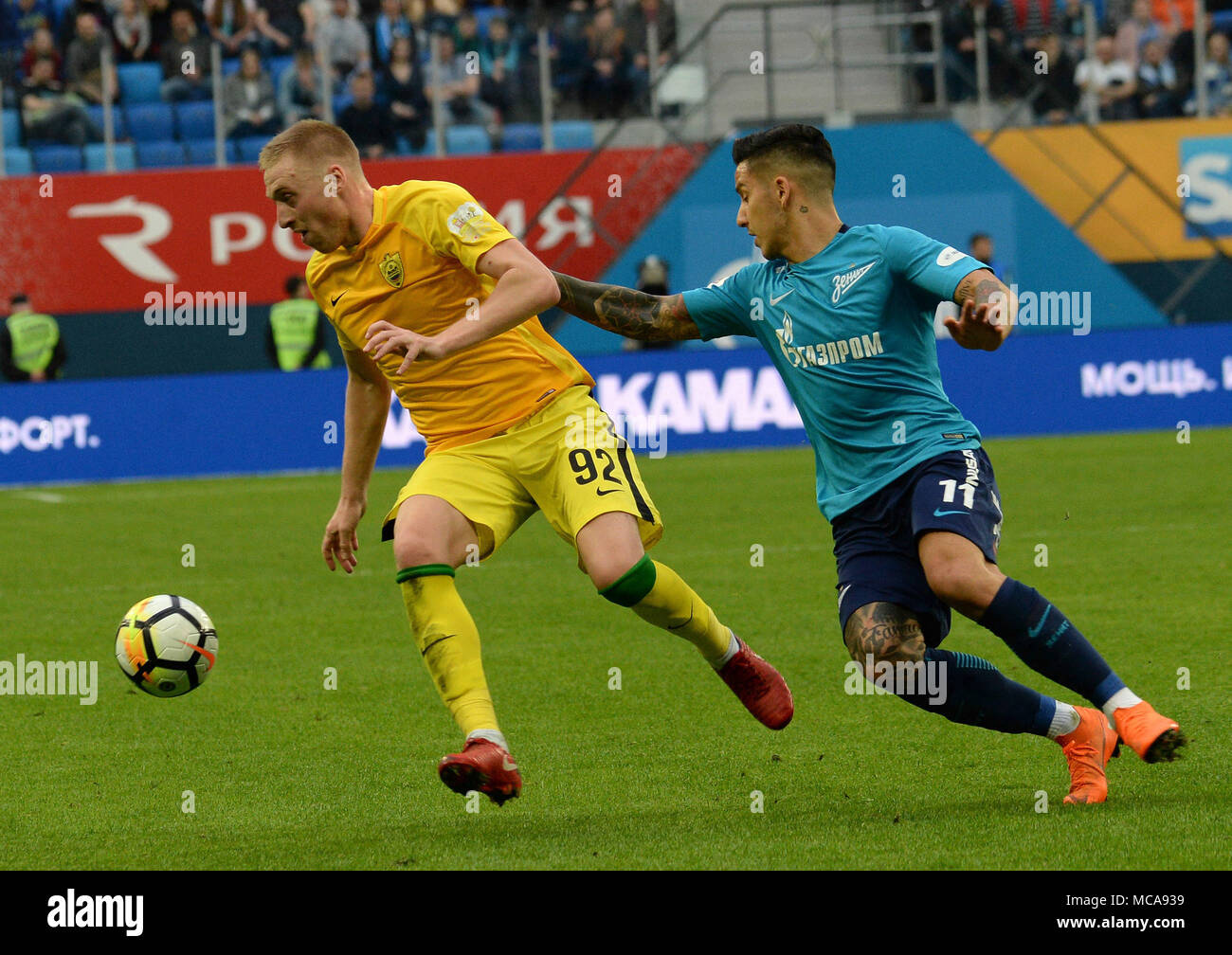 SÃO PETERSBURGO, MO - 14.04.2018: ZENIT X ANZHI - Russia. St. Petersburg. April 14, 2018. Players of ANZHI Sergey Bryzgalov and ZENIT Sebastian Driussi (from left to right) in a match of the Russian Football Championship between the ZENIT team (St. Petersburg) and team of ANZHI (Makhachkala). (Photo: Andrey Pronin/Fotoarena) Credit: Foto Arena LTDA/Alamy Live News Stock Photo