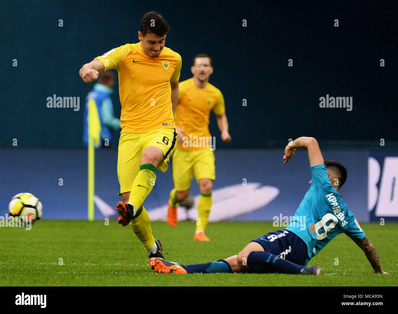 SÃO PETERSBURGO, MO - 14.04.2018: ZENIT X ANZHI - Russia. St. Petersburg. April 14, 2018. Players of ANZHI Paúl-Viorel Anton and ZENIT Mathias Kranevitter (from left to right) in a match of the Russian Football Championship between the ZENIT team (St. Petersburg) and team of ANZHI (Makhachkala). (Photo: Andrey Pronin/Fotoarena) Credit: Foto Arena LTDA/Alamy Live News Stock Photo