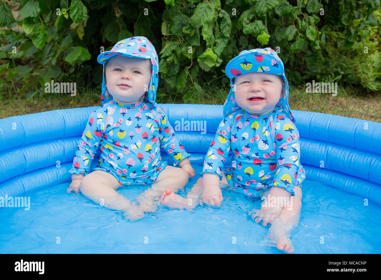 Babies plating in a paddling pool Stock Photo Alamy