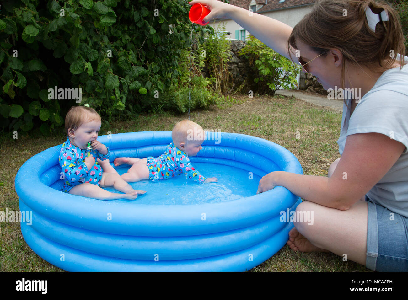 Kids splashing in paddling pool hires stock photography and images Alamy