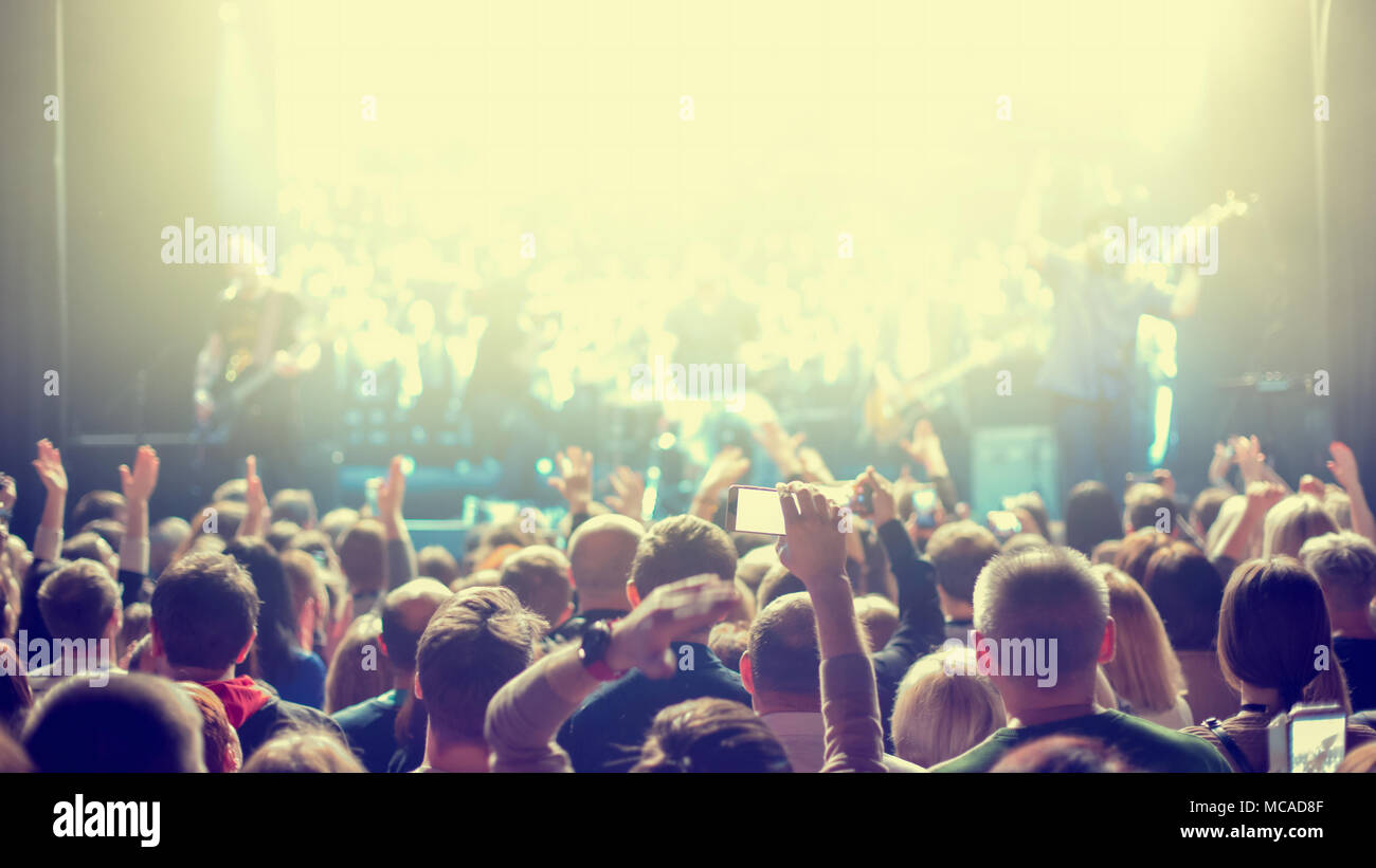 People watching an artist hi-res stock photography and images - Alamy