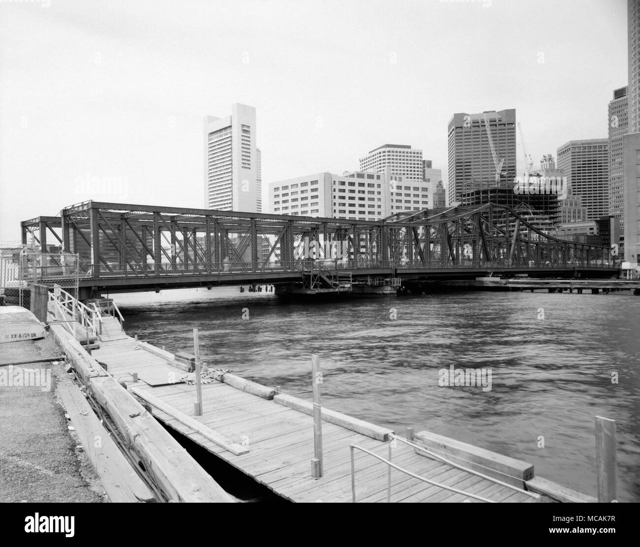 Northern Avenue Swing Bridge, Spanning Fort Point Channel at boundary