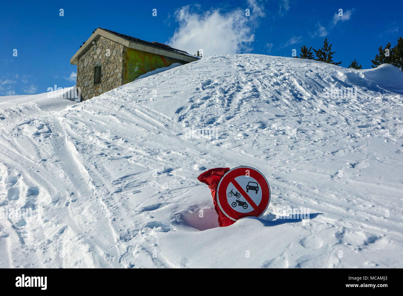 Road signs and snow, Col de Puymorens, winter, France, French Pyrenees  Stock Photo - Alamy