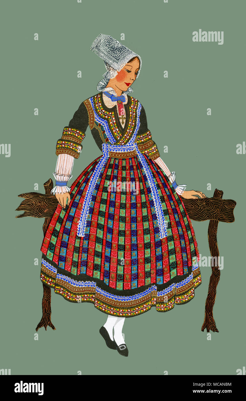 La Bretagne-Femme De Ploare En Costume De Grande Fete Stock Photo - Alamy