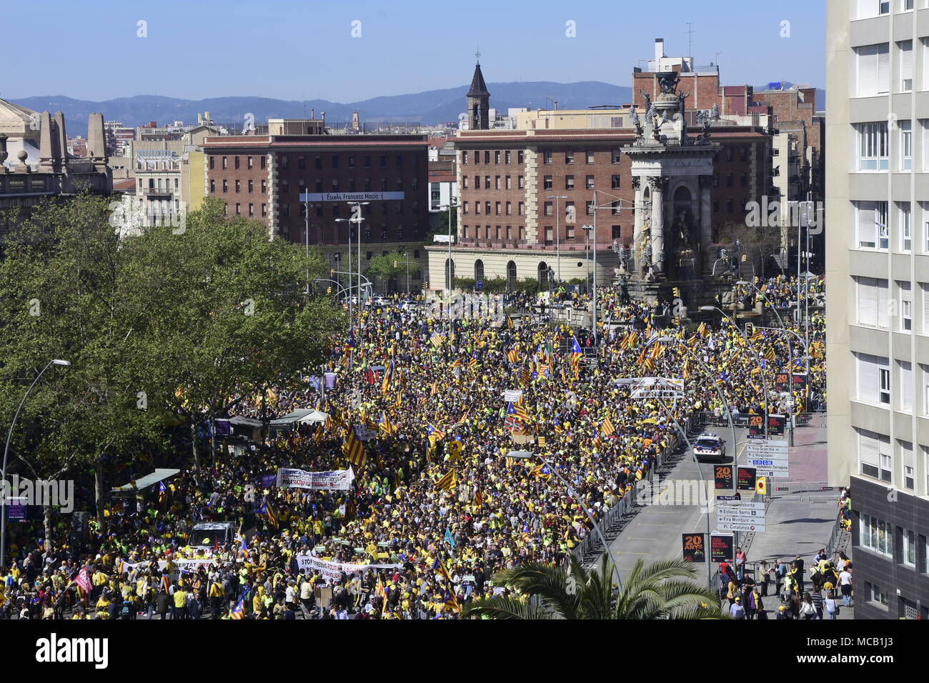 Barcelona, Spain. 15th April, 2018. Mass demonstration in Barcelona against political imprisonments. Nearly six months have passed since the imprisonment of the grassroots pro-independence activists Jordi Cuixart and Jordi Sànchez, the last presidential candidate. They were arrested by the Spanish police for their roles in the roadmap toward Catalan self-determination. To mark the occasion, a platform made up of various organizations in favour of civil rights and against Credit: Marc Soler/Alamy Live News Stock Photo