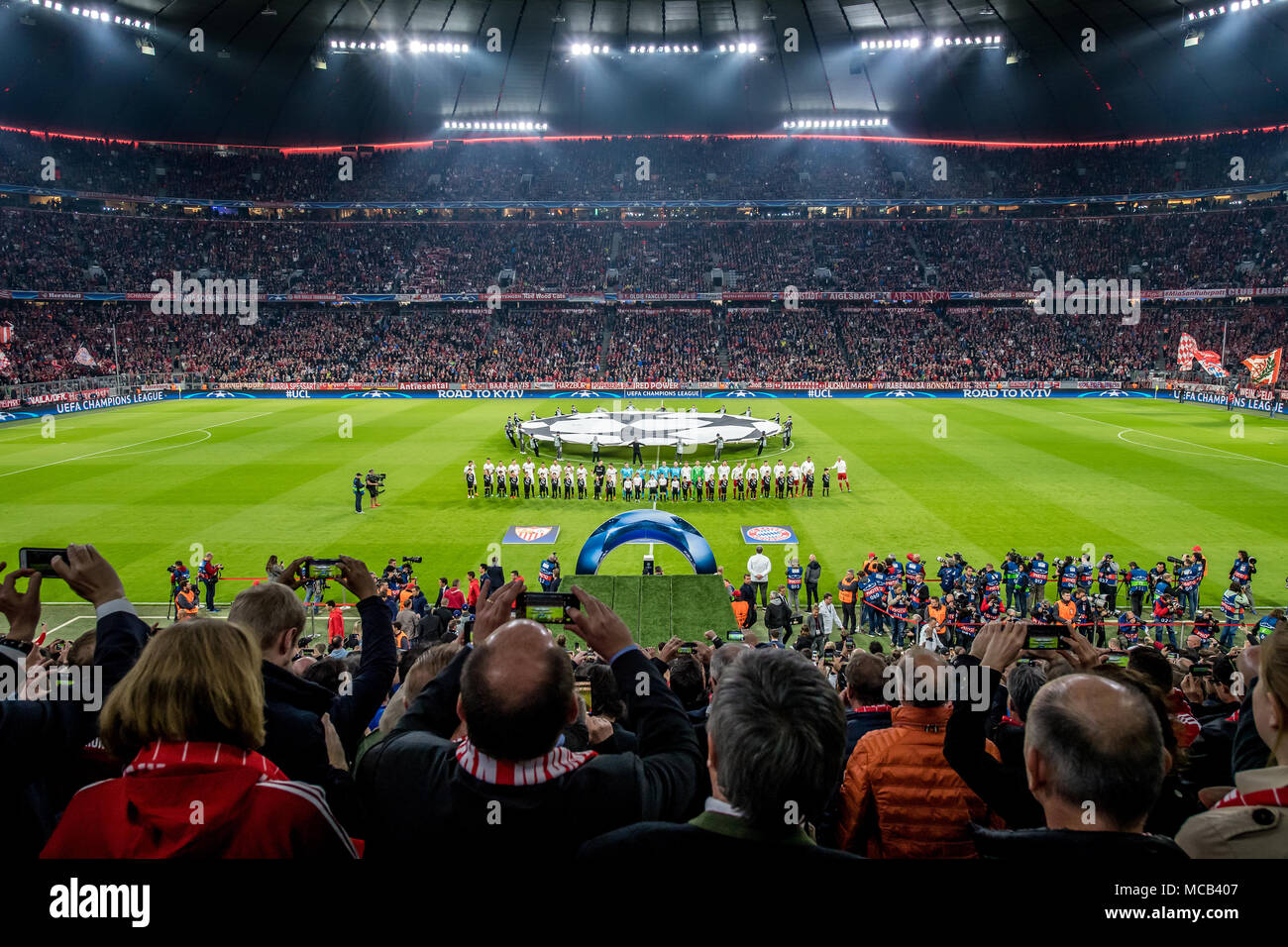 11 April 2018, Germany, Munich, Soccer, Champions League, Bayern Munich vs. FC Sevilla, K.O. Round, Quarterfinal, return match at Allianz Arena: Players of both teams enter the field. · NO WIRE SERVICE · Photo: Thomas Eisenhuth/dpa-Zentralbild/ZB Stock Photo