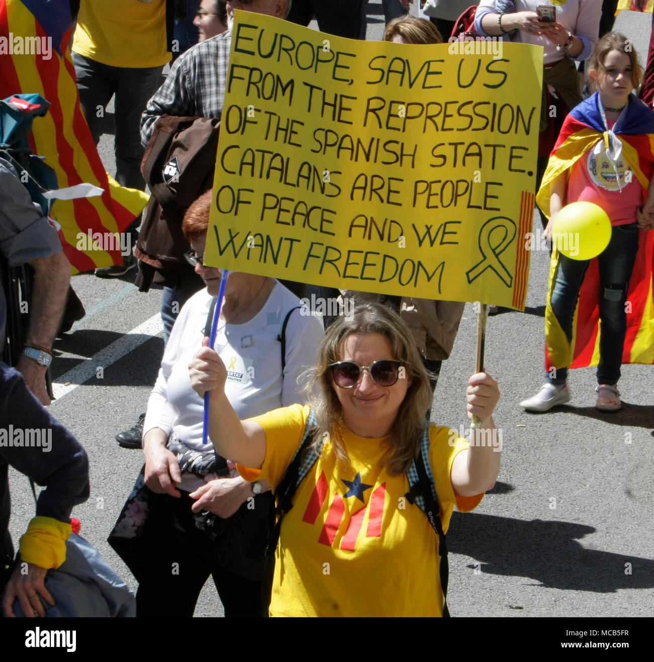 Barcelona, Spain. 15th April, 2018.    Freedom for political prisoners demonstration IN central barcelona, in av. del Parallel. Hundreds of Thousands of Catalans gather in a demonstration to show support for the political prisoners who have been detained in madrid for anti-constitutional behaviour.  Credit: rich bowen/Alamy Live News Stock Photo