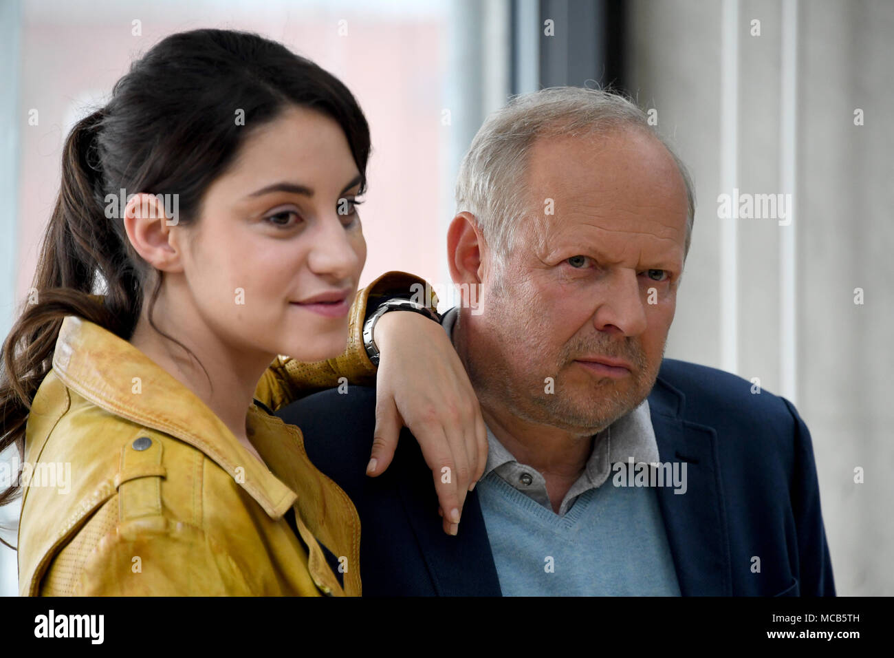 Films Et Séries Tv Avec Almila Bagriacik 13 April 2018, Germany, Kiel: Actors Axel Milberg (R) und Almila Bagriacik  laugh during a photocall on the set of a new episode of the Tatort crime  series. Milberg and Bagriacik are