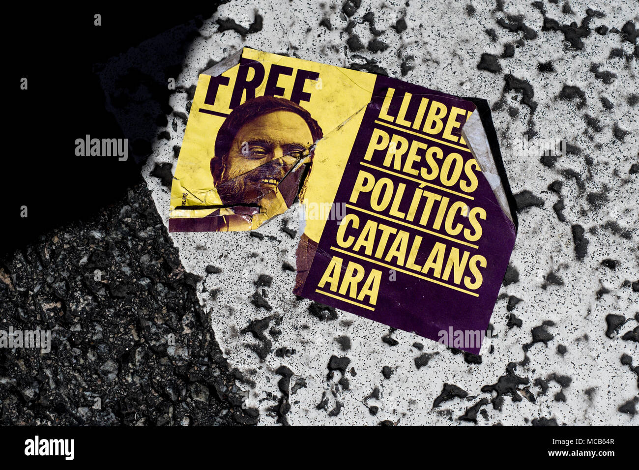 Barcelona, Catalonia, Spain. 15th Apr, 2018. A sticker showing the image of former Catalan vice-president ORIOL JUNQUERAS and a slogan reading 'freedom Catalan political prisioners now'. Hundreds of thousands pro-independence supporters march by the streets of Barcelona demanding the release of imprisoned Catalan leaders. Credit: Jordi Boixareu/ZUMA Wire/Alamy Live News Stock Photo