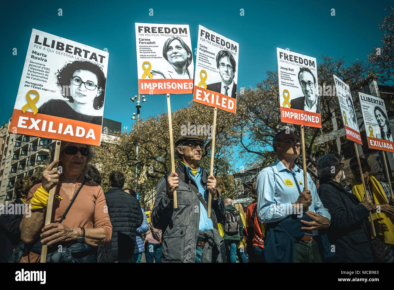 Barcelona, Spain. 15 April, 2018: Catalan separatists with their placards shout slogans during a demonstration for the release of jailed pro-independence politicians Credit: Matthias Oesterle/Alamy Live News Stock Photo