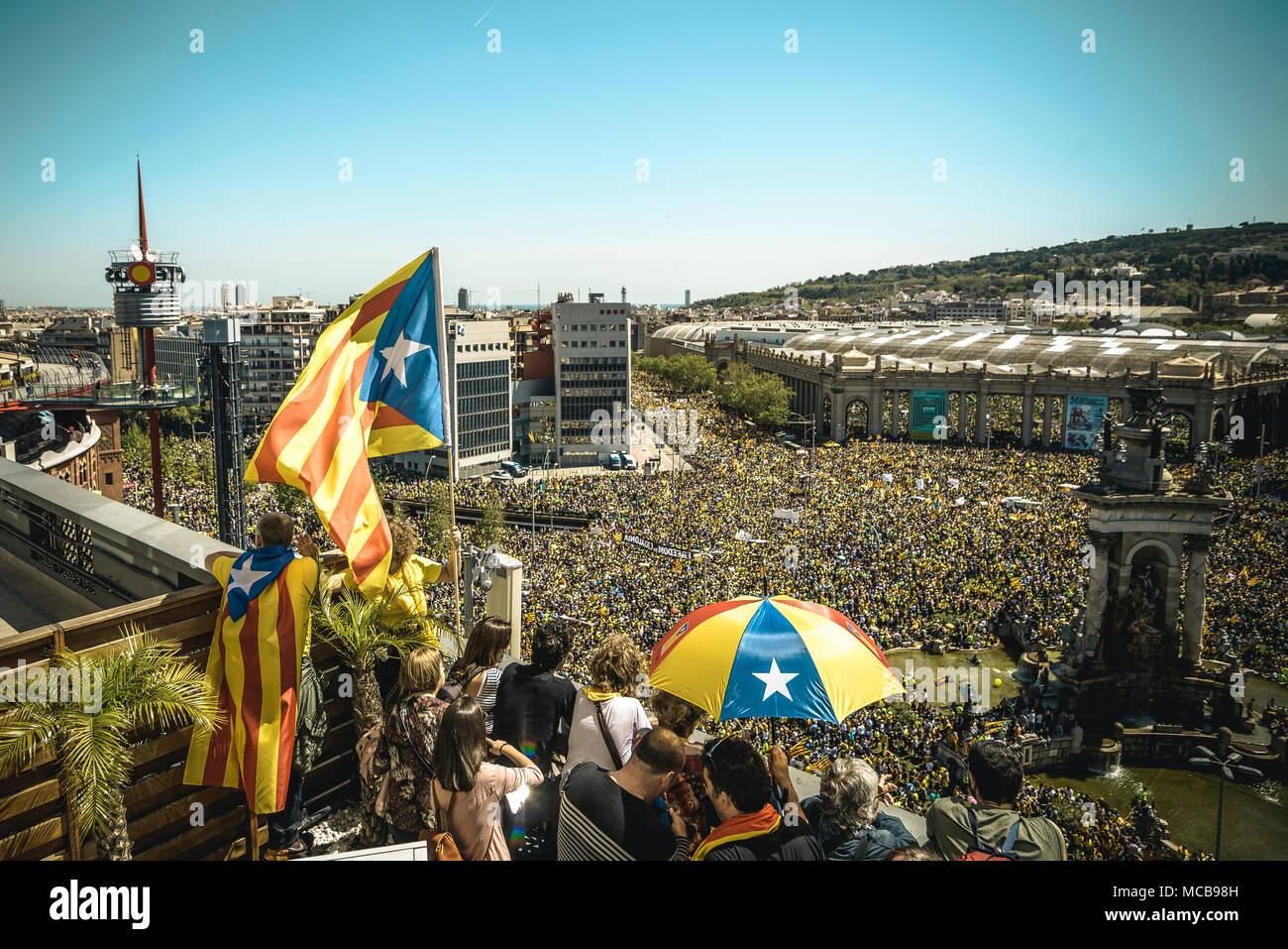 Barcelona, Spain. 15 April, 2018: Pro-independence Catalans fill Barcelona's Avenida del Prallel waving flags and shouting slogans during a demonstration for the release of jailed pro-independence politicians Credit: Matthias Oesterle/Alamy Live News Stock Photo