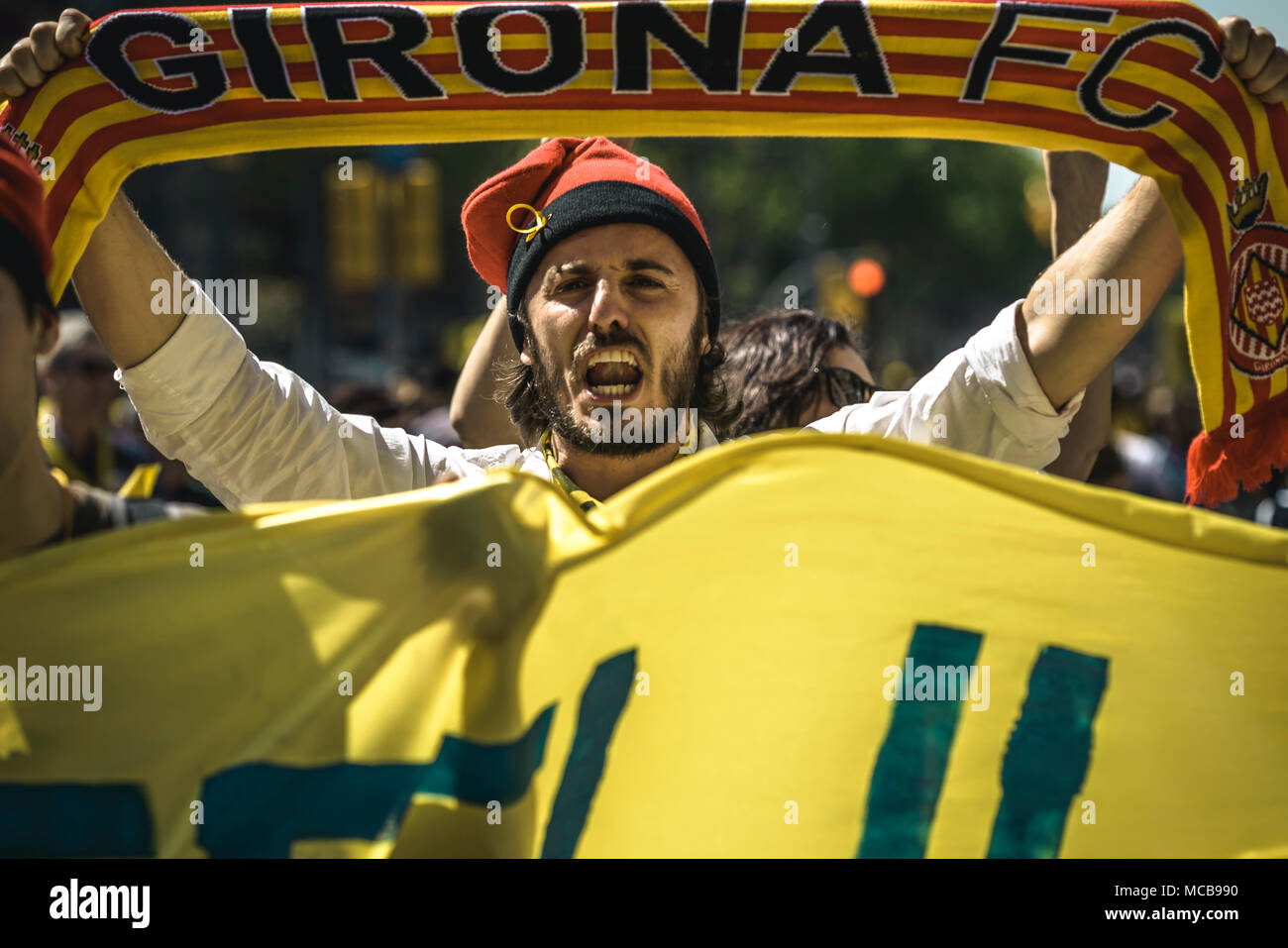 Barcelona, Spain. 15 April, 2018: Thousands of Catalan separatists shout slogans as they protest for the release of jailed pro-independence politicians Credit: Matthias Oesterle/Alamy Live News Stock Photo