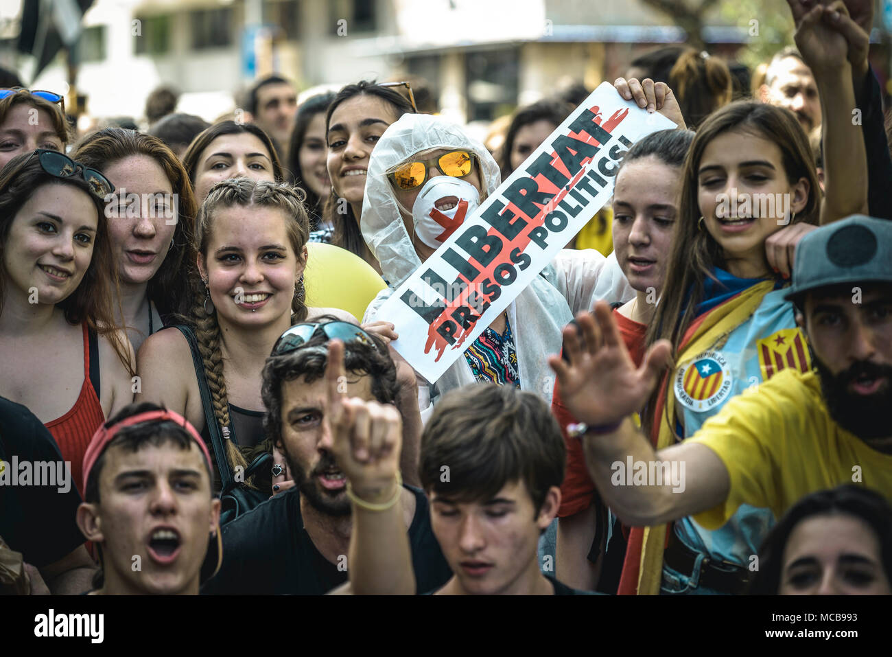 Barcelona, Spain. 15 April, 2018: Pro-independence Catalans fill Barcelona's Avenida del Prallel waving flags and shouting slogans during a demonstration for the release of jailed pro-independence politicians Credit: Matthias Oesterle/Alamy Live News Stock Photo