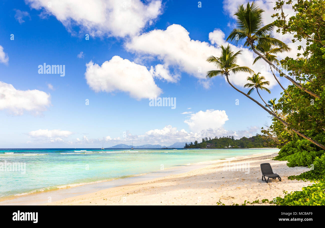 Idyllic scenery of sandy beach and turquoise Indian Ocean in the Seychelles Stock Photo