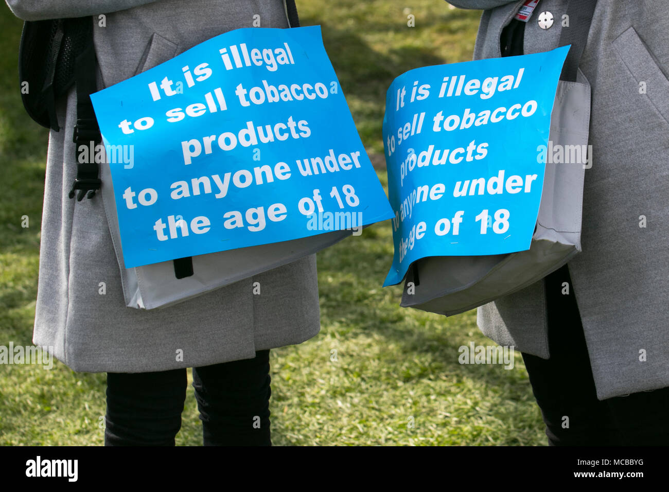Buy cigarettes age sign hires stock photography and images Alamy