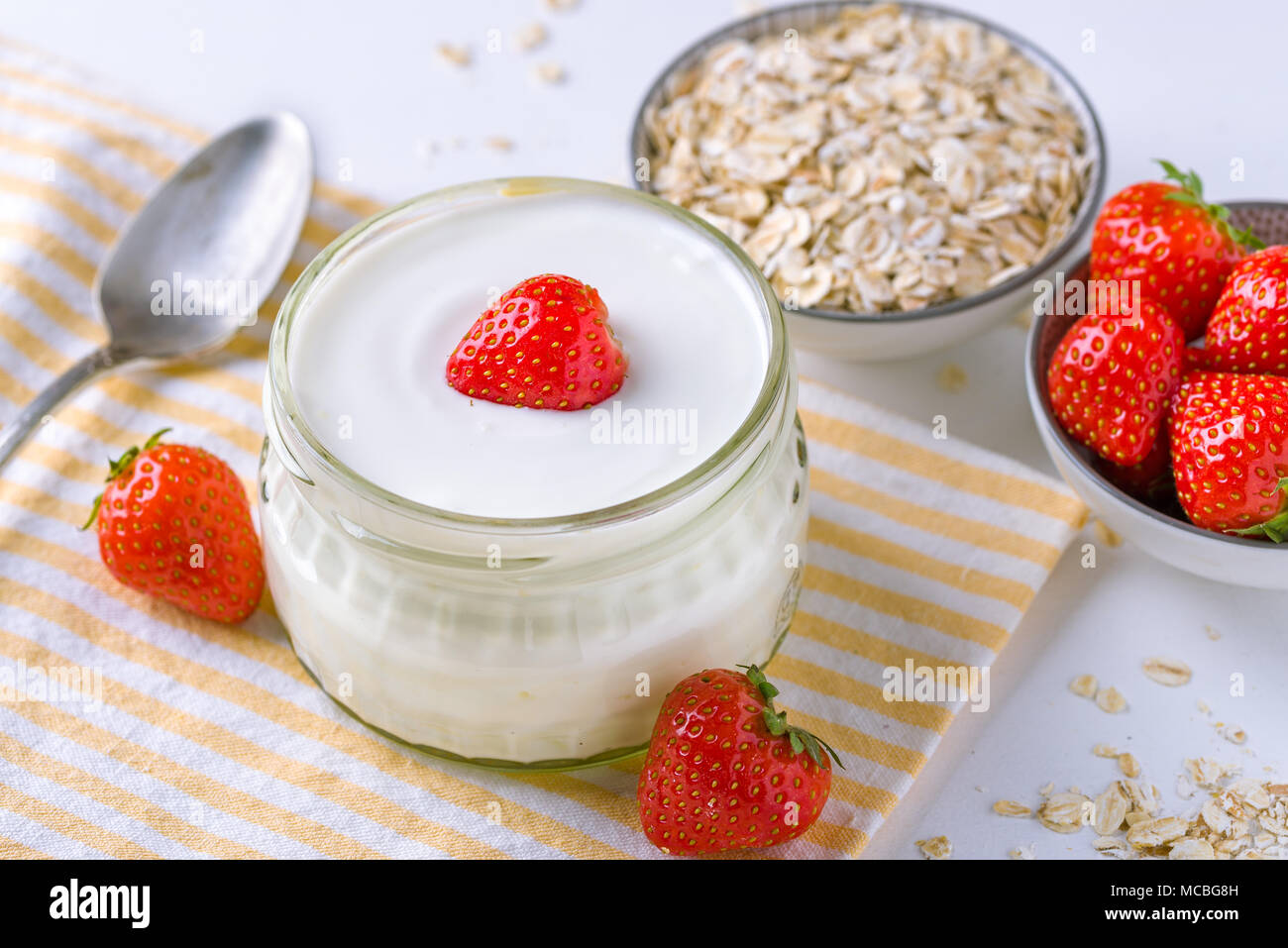 Кисломолочные продукты при панкреатите. Кефир при панкреатите поджелудочной железы. Кисломолочные продукты при панкреатите. Йогурт панкреатите. Кефир от активии.