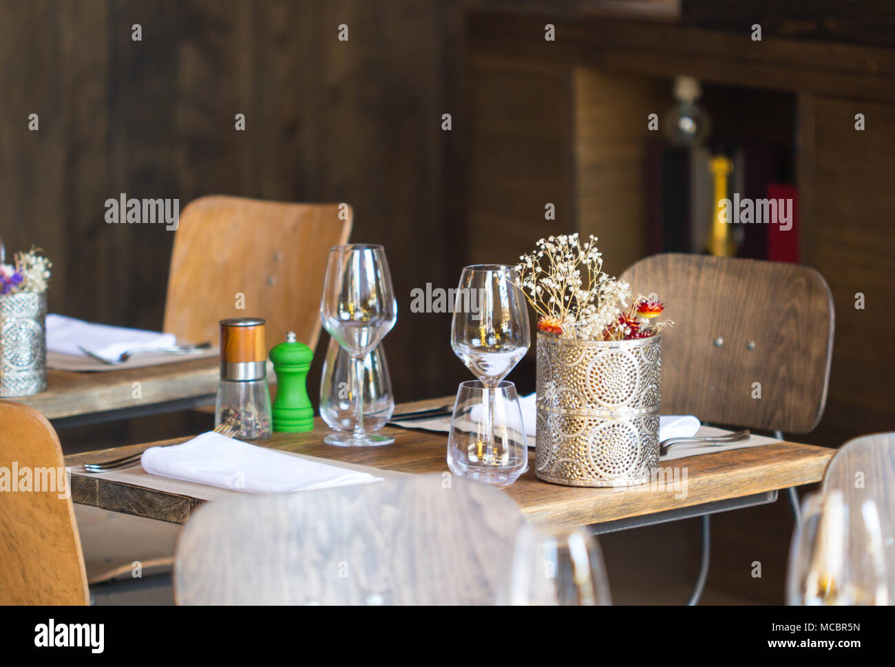 Empty glasses in restaurant / table set restaurant Stock Photo - Alamy