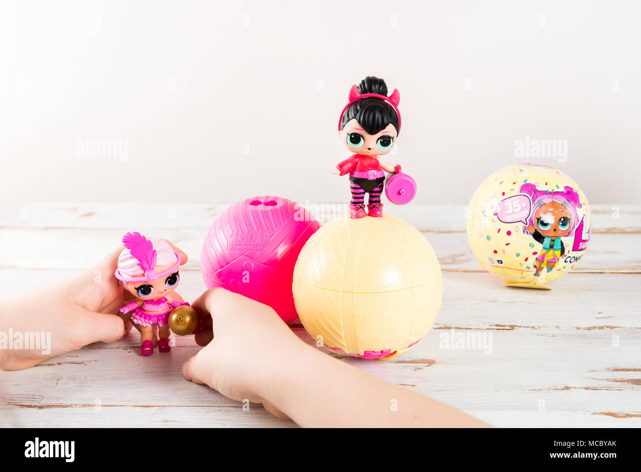 lol dolls playing
