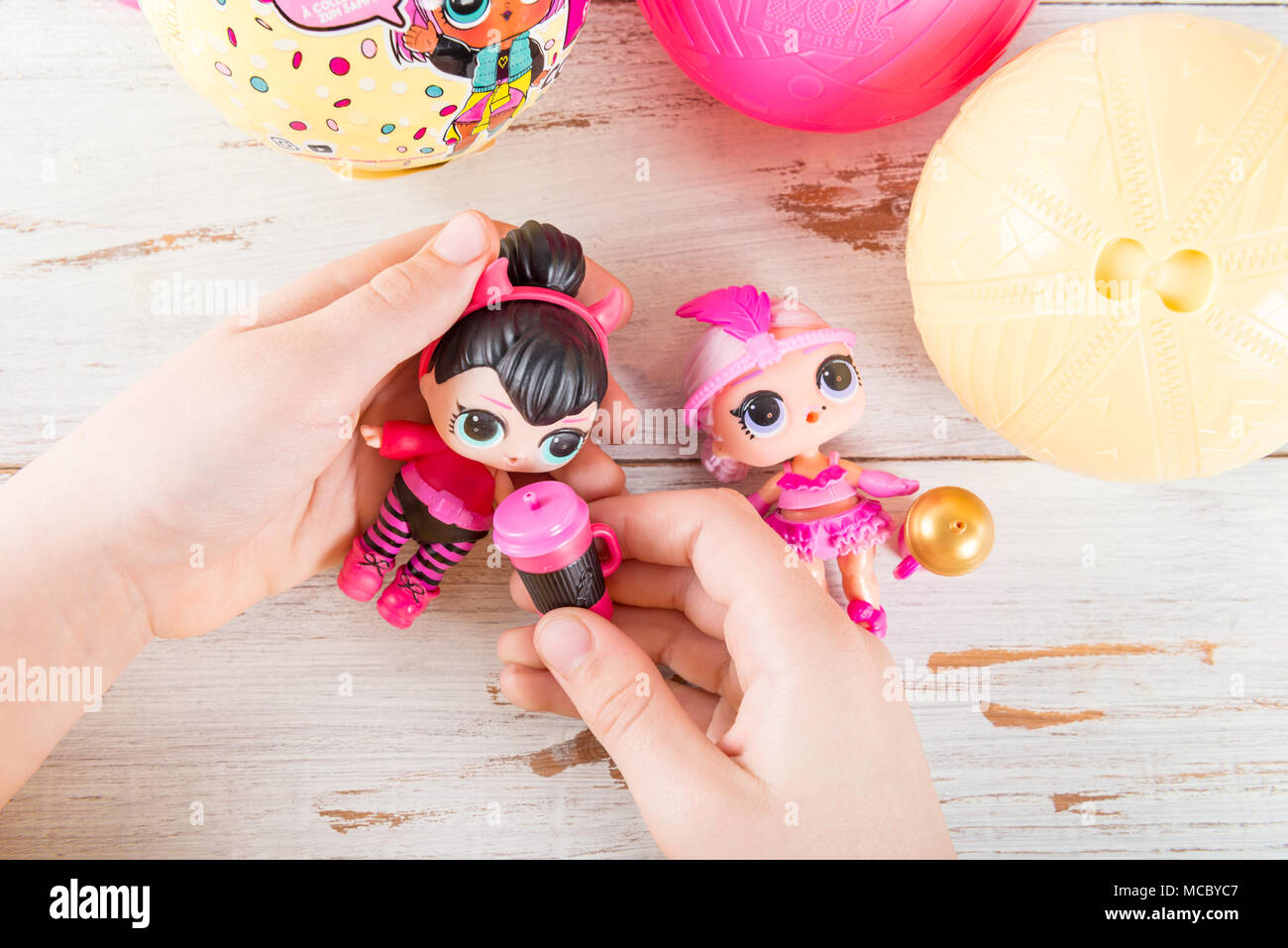 lol dolls playing