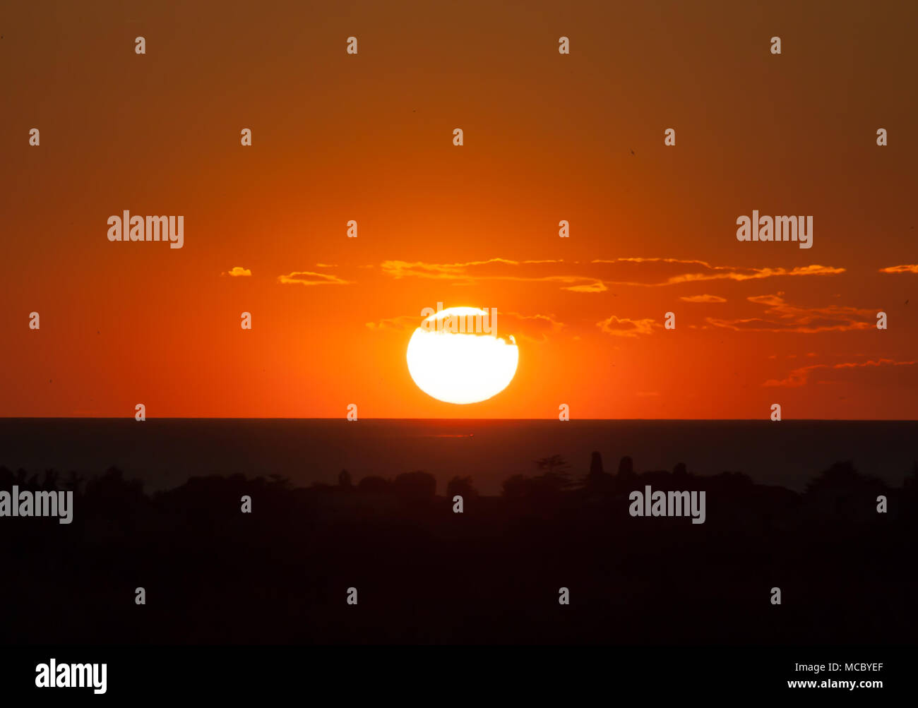 Sun sets in the sea hi-res stock photography and images - Alamy