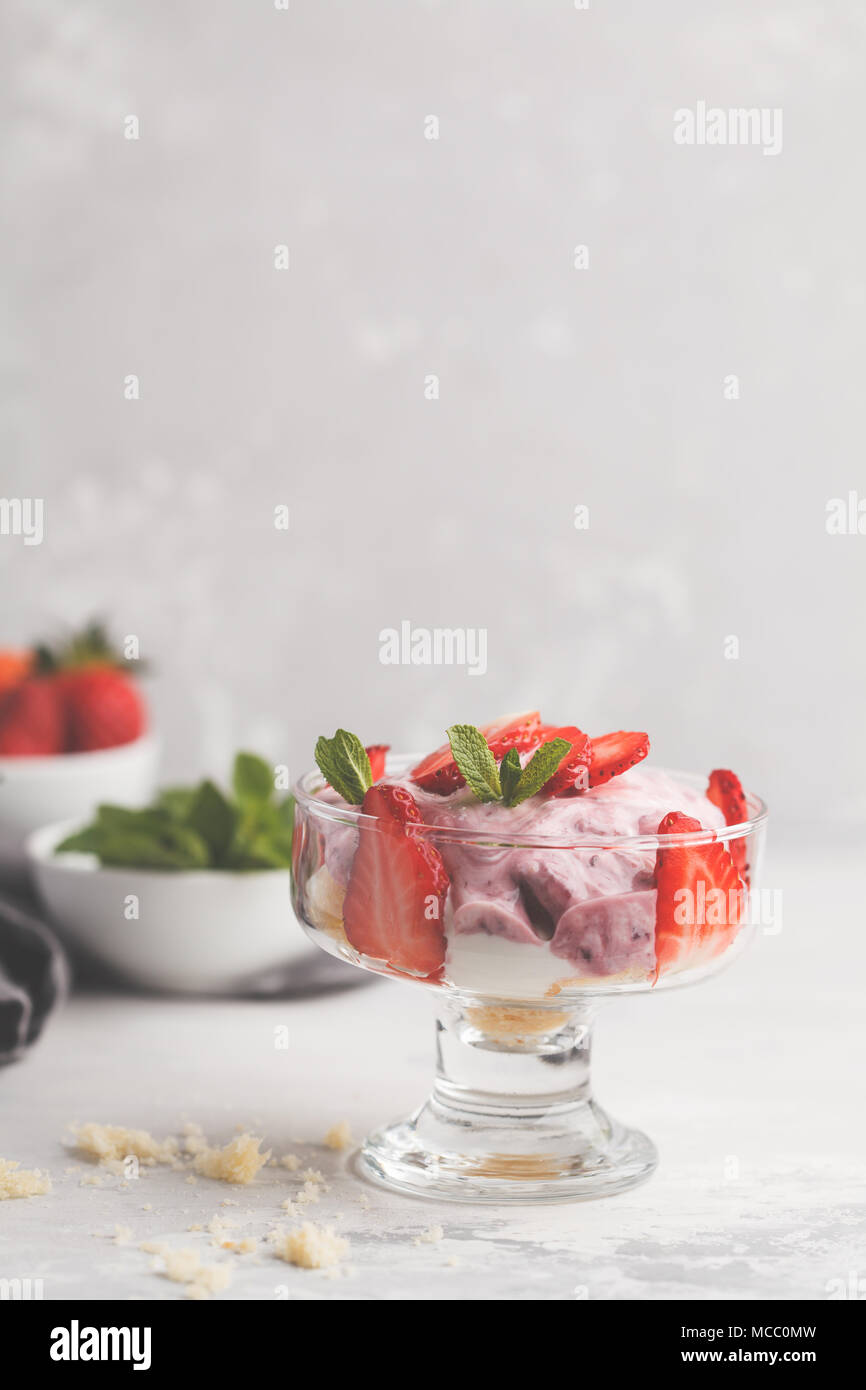 Cheesecake with berry hires stock photography and images Alamy