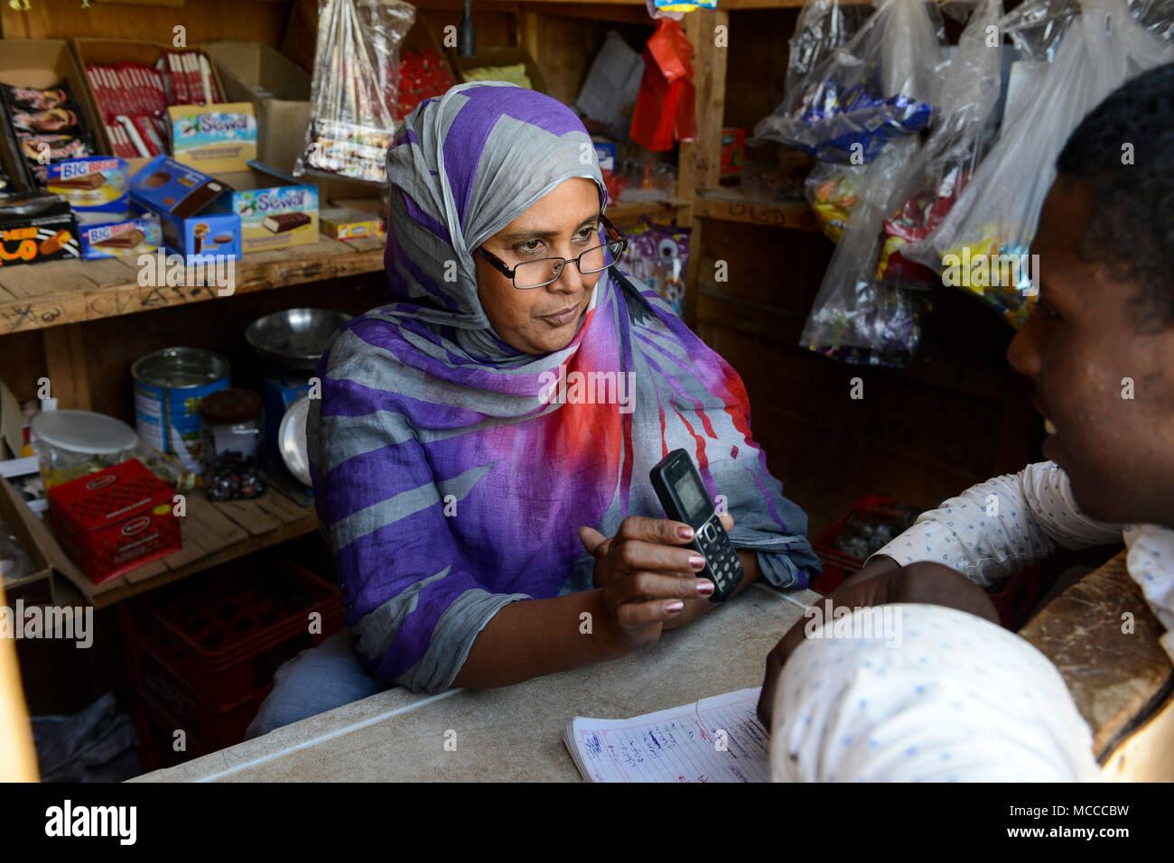DJIBOUTI , Obock, refugee camp Markazi for yemeni war refugees, woman runs a small shop in the camp / DSCHIBUTI, Obock, Fluechtlingslager Markazi fuer jemenitische Fluechtlinge, Haifa Abduratheem Mohamed, betreibt einen kleinen Laden Stock Photo