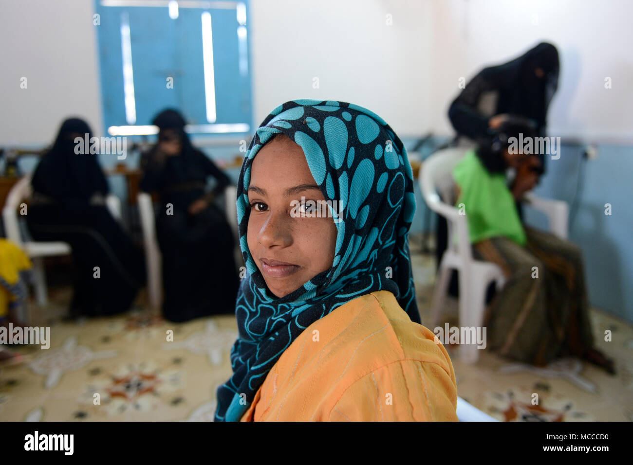 DJIBOUTI , Obock, refugee camp Markazi for yemeni war refugees, NGO hairdressing traing class for women and girls / DSCHIBUTI, Obock, Fluechtlingslager Markazi fuer jemenitische Fluechtlinge, Naeh-, Friseur-und Kosmetik Klasse einer NGO Stock Photo