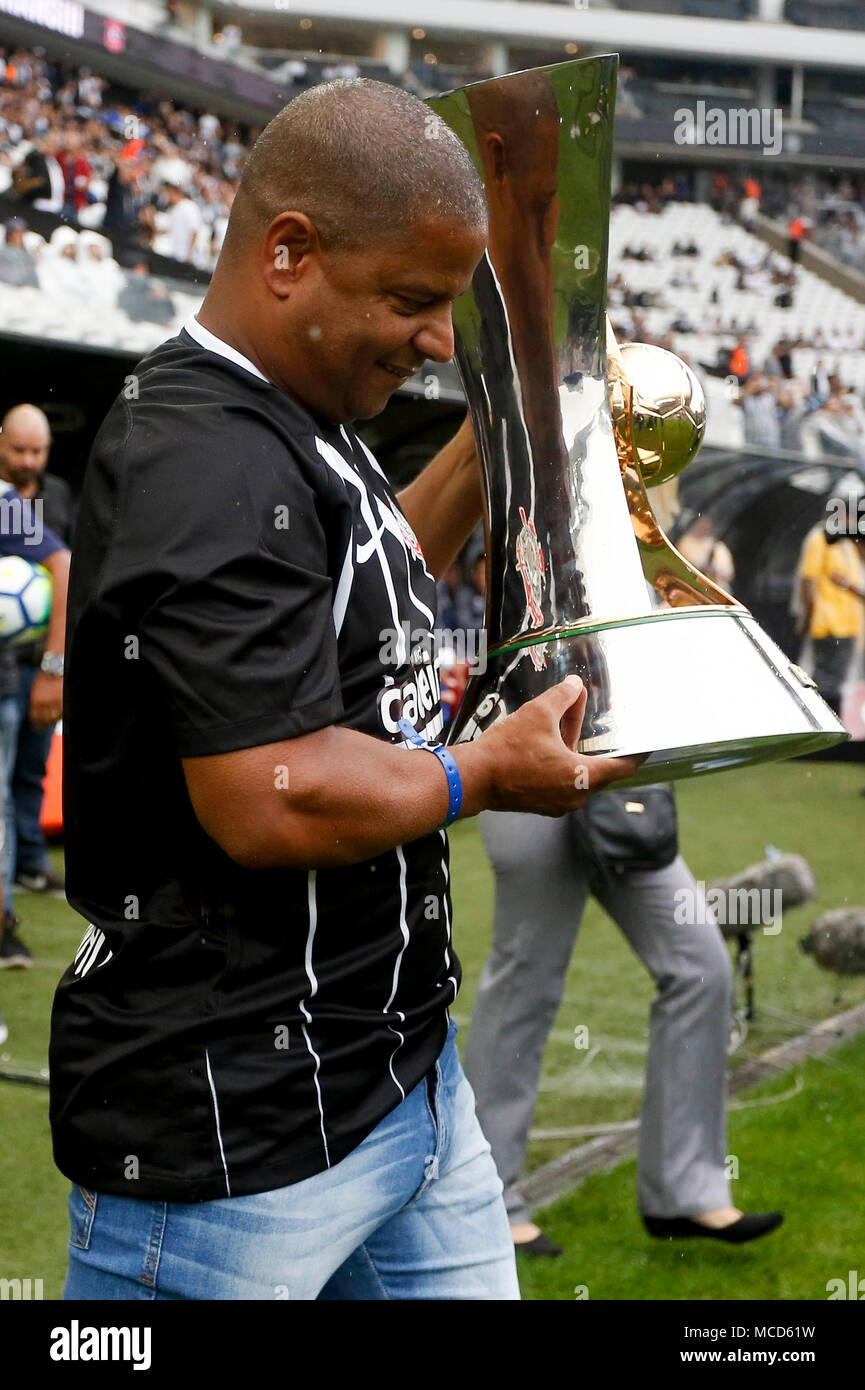 SÃO PAULO, SP - 15.04.2018: CORINTHIANS X FLUMINENSE - Marcelinho Carioca carries the cup of the Brazilian Championship 2018 during the match between Corinthians and Fluminense held at the Corinthians Arena, East Zone of São Paulo. The match is valid for the first round of the Brazilian Championship 2018. (Photo: Marco Galvão/Fotoarena) Stock Photo