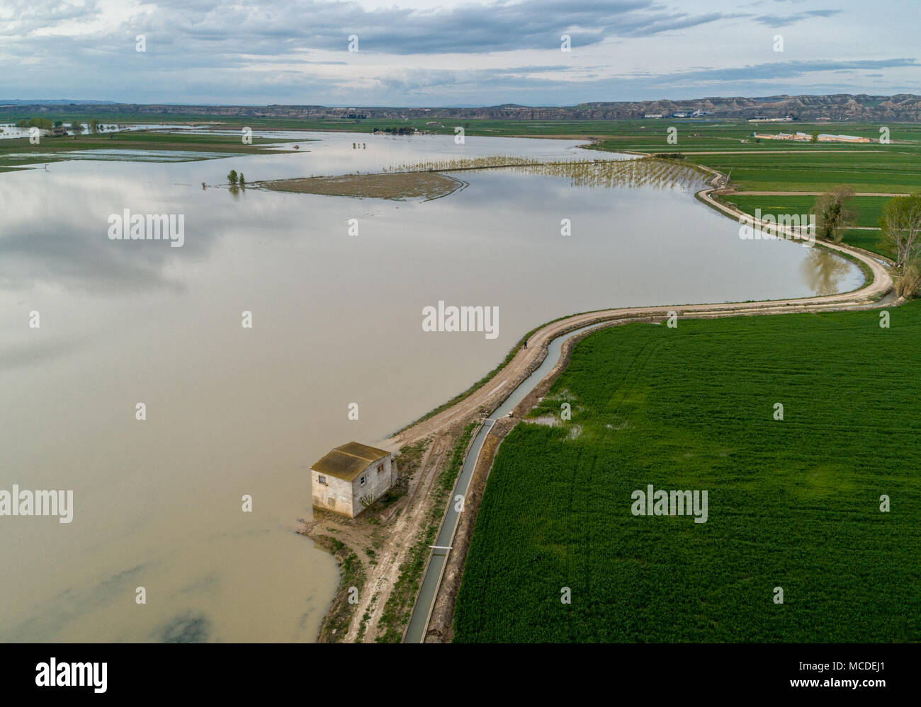 Zaragoza, Spain. 16th Apr, 2018. New rainfall alerts forecast again over Ebro Valley towns, as Pradilla de Ebro, Boquiñeni, Remolinos and others places close to the riverside. Furthermore mountain accumulated snow could be worse current situation next weeks up-level flooding. Environment, army and emergency forces remain in the area for the River Ebro. Credit: ChaviNandez/Alamy Live News Stock Photo
