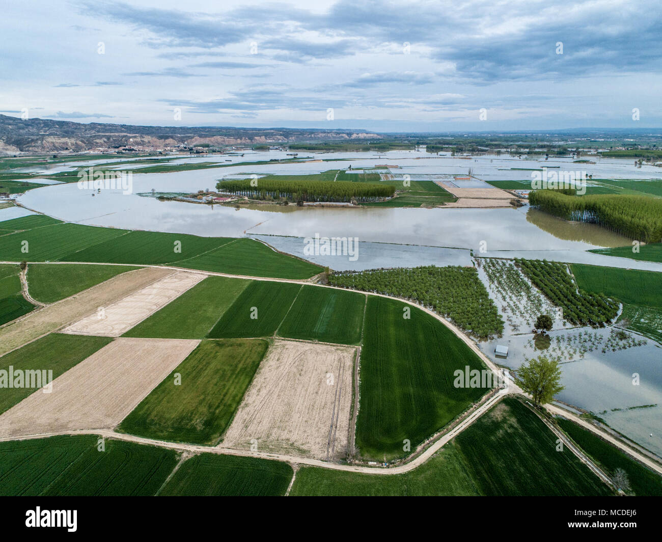 Zaragoza, Spain. 16th Apr, 2018. New rainfall alerts forecast again over Ebro Valley towns, as Pradilla de Ebro, Boquiñeni, Remolinos and others places close to the riverside. Furthermore mountain accumulated snow could be worse current situation next weeks up-level flooding. Environment, army and emergency forces remain in the area for the River Ebro. Credit: ChaviNandez/Alamy Live News Stock Photo