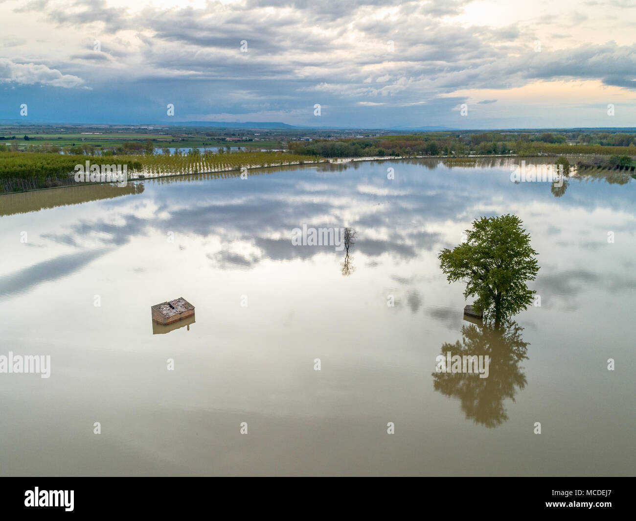 Zaragoza, Spain. 16th Apr, 2018. New rainfall alerts forecast again over Ebro Valley towns, as Pradilla de Ebro, Boquiñeni, Remolinos and others places close to the riverside. Furthermore mountain accumulated snow could be worse current situation next weeks up-level flooding. Environment, army and emergency forces remain in the area for the River Ebro. Credit: ChaviNandez/Alamy Live News Stock Photo