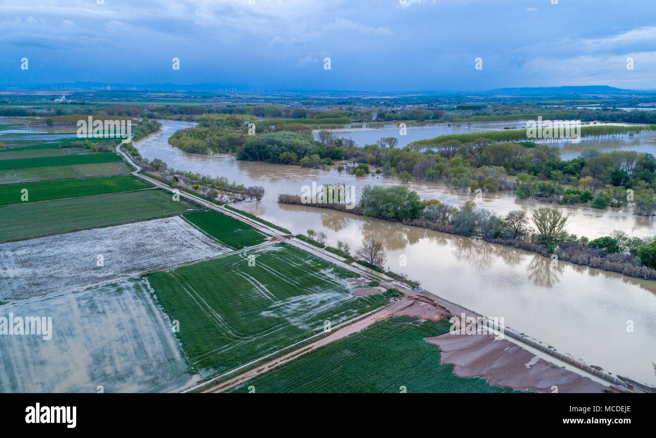Zaragoza, Spain. 16th Apr, 2018. New rainfall alerts forecast again over Ebro Valley towns, as Pradilla de Ebro, Boquiñeni, Remolinos and others places close to the riverside. Furthermore mountain accumulated snow could be worse current situation next weeks up-level flooding. Environment, army and emergency forces remain in the area for the River Ebro. Credit: ChaviNandez/Alamy Live News Stock Photo