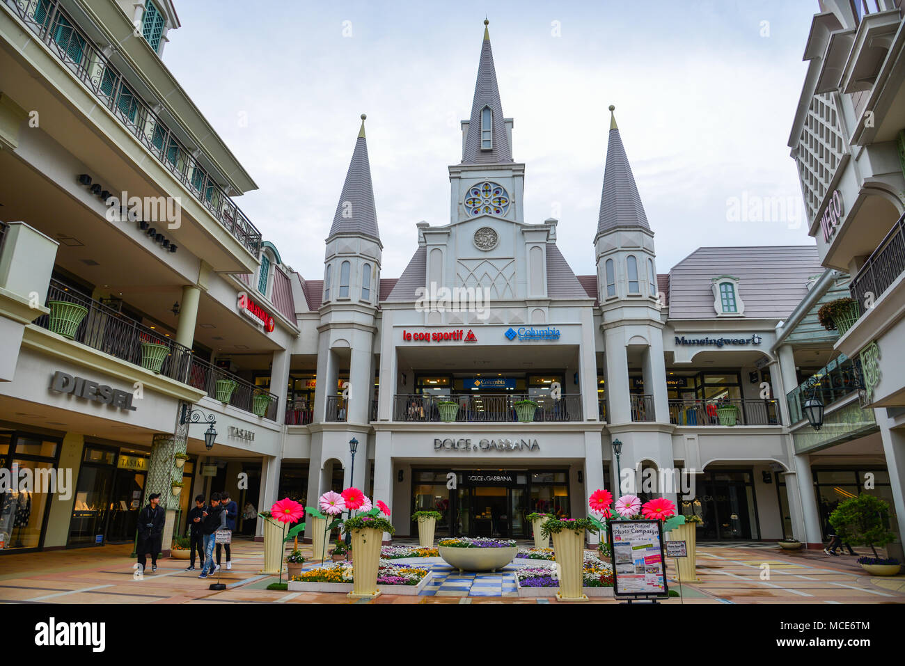 Japan shopping outlet hi res stock photography and images Page 2