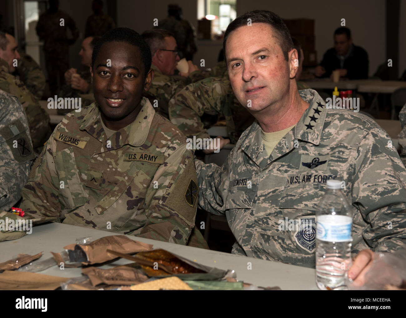 General Joseph L. Lengyel, Chief of the National Guard Bureau, has lunch with Pvt. Darryl Williams and Soldiers of the South Carolina Army National Guard who are participating in Guardian Response 18, April 14, 2018, North Vernon, Indiana. (U.S. Army National Guard photo by Sgt. Brian Calhoun, 108th Public Affairs Det.) Stock Photo