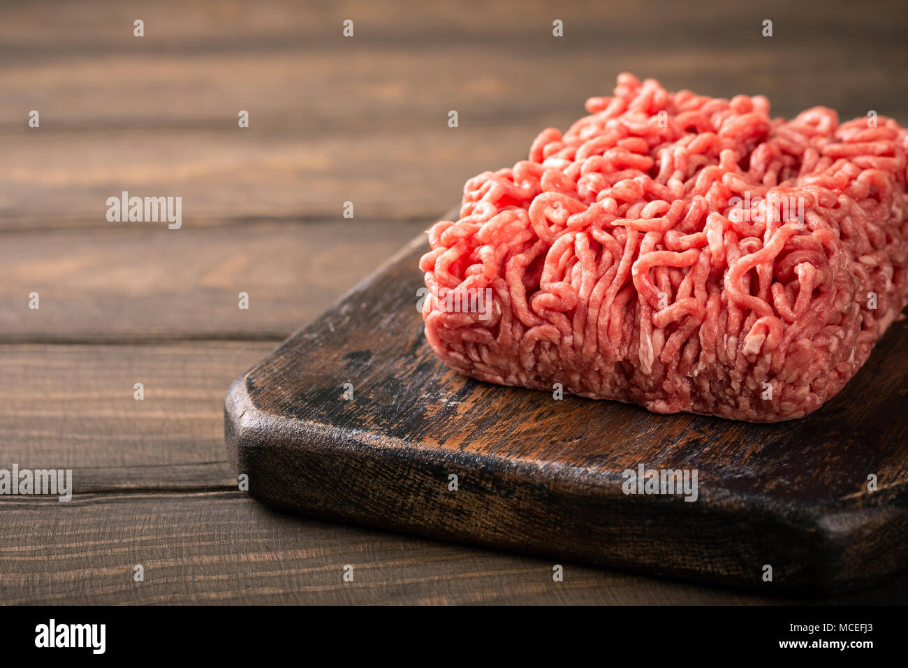 Что будет если съесть сырой фарш. Мясо фарш. Фарш халяль говяжий. Фарш домашний свинина. Сырой фарш.