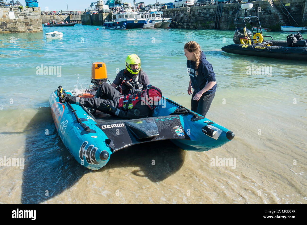 Volunteers and health professionals participating in a GMICE (Good Medicine in Challenging Environments) major incident exercise in Newquay Harbour in Stock Photo