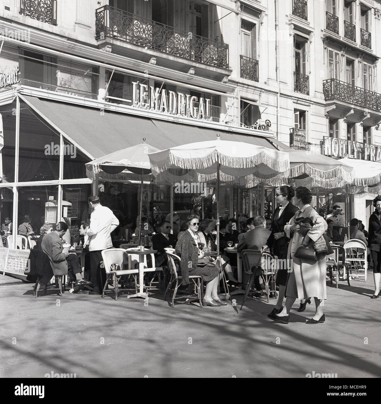 Paris cafe 1950s hi-res stock photography and images - Alamy