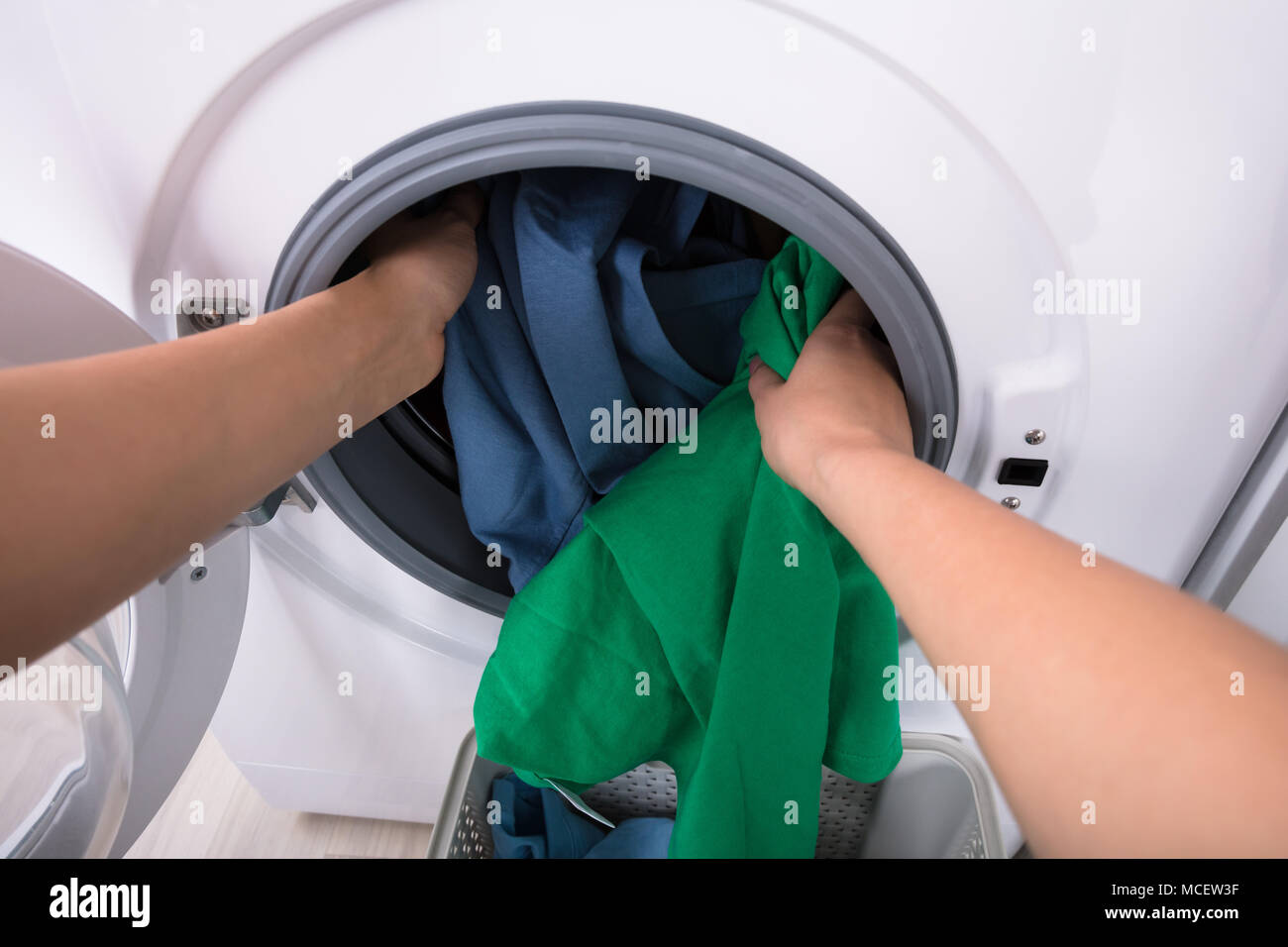 Put clothes in washing machine hires stock photography and images Alamy