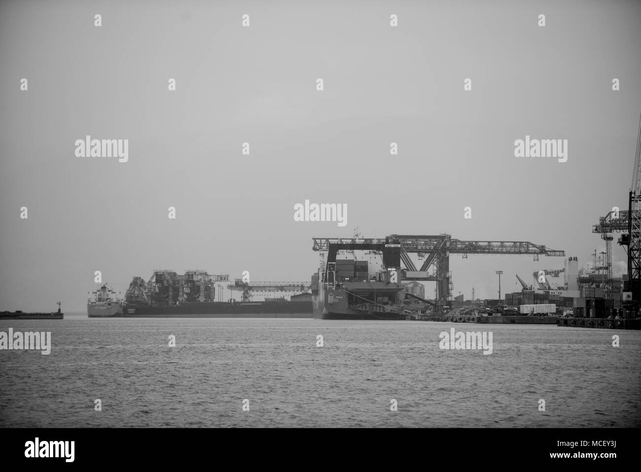 Nave portacontainer hi-res stock photography and images - Alamy
