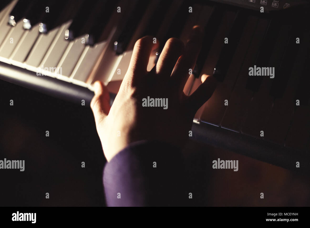 Synthesizer keyboard hires stock photography and images Alamy