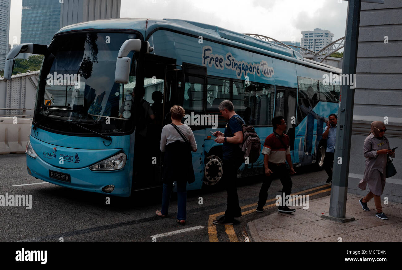 Tourists joining the Free Singapore Bus Tour Stock Photo
