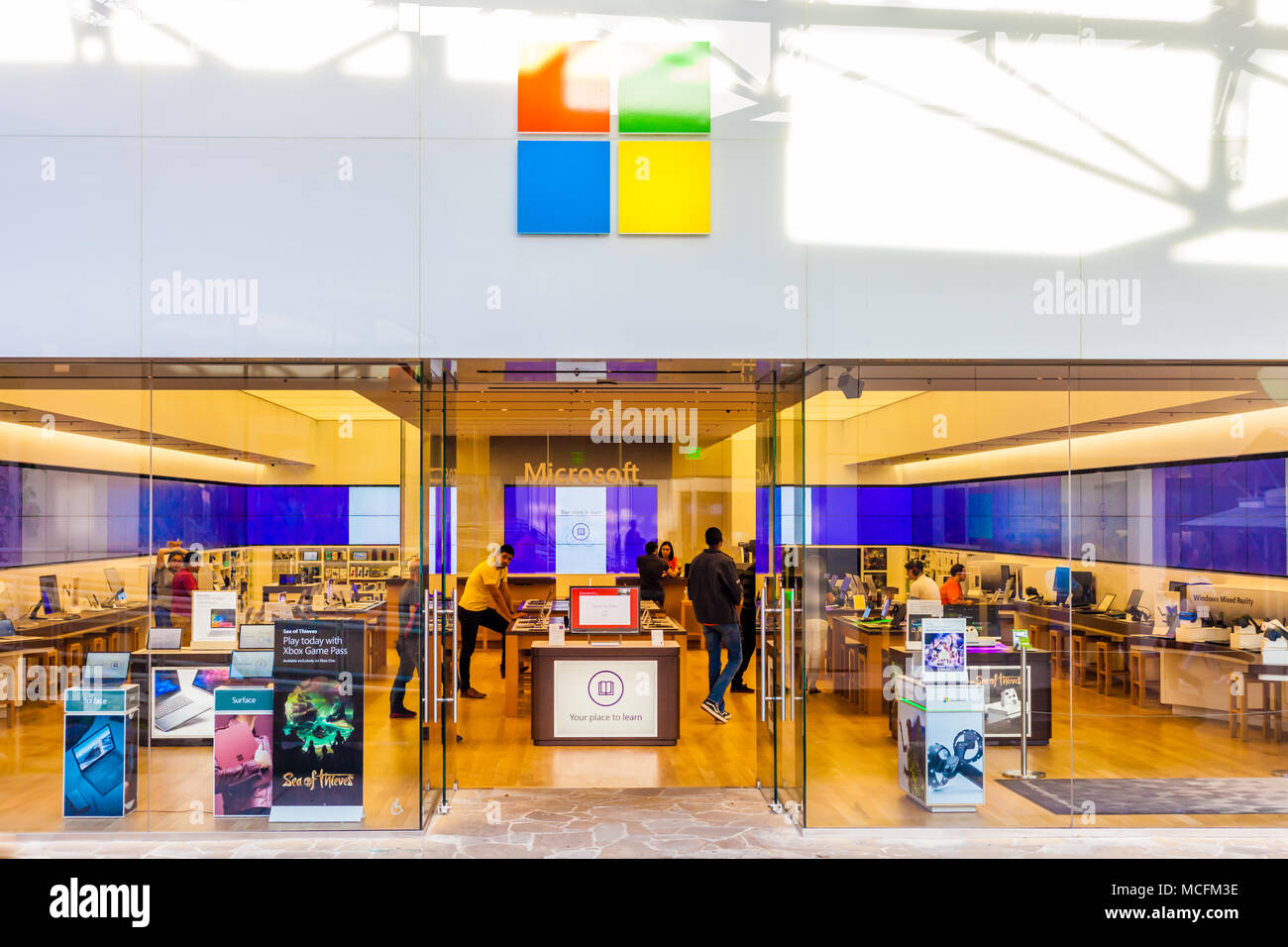 SAN ANTONIO, TEXAS - APRIL 12, 2018 - Entrance of Apple store located at La  Cantera Mall with people shopping Stock Photo - Alamy