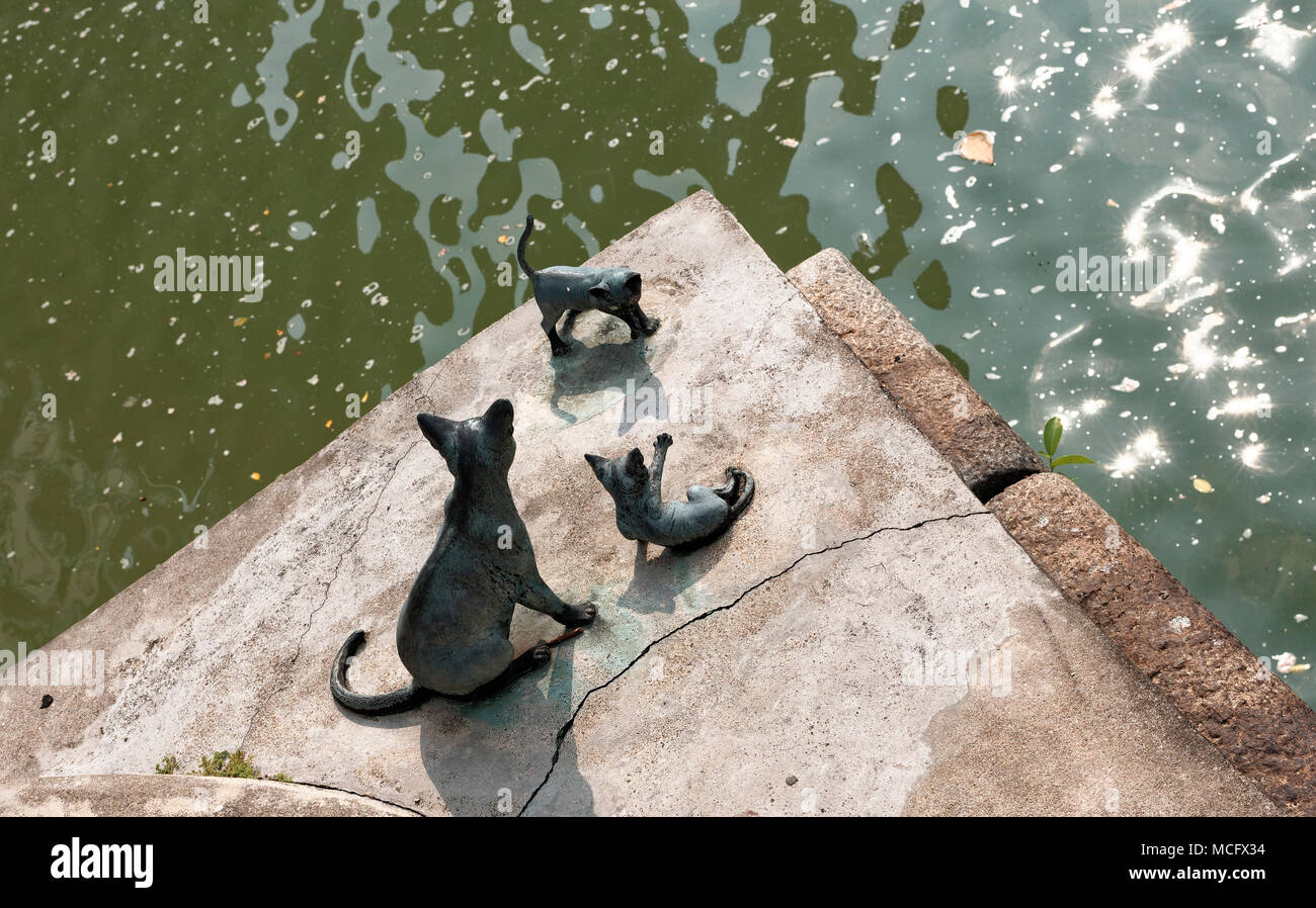 Bronze cast cat and kitten statues by the Singapore River, Asia Stock Photo