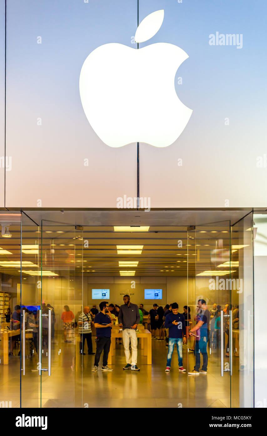 SAN ANTONIO, TEXAS - APRIL 12, 2018 - Entrance of Apple store located at La  Cantera Mall with people shopping Stock Photo - Alamy