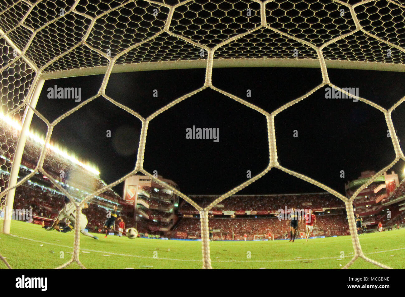 BUENOS AIRES, 15.04.2018: Martin Benitez of Independiente scores during the match for Superliga Argentina between Independiente and Boca Jrs on Libertadores de América Stadium, Argentina. (Photo: Néstor J. Beremblum / Alamy News) Stock Photo