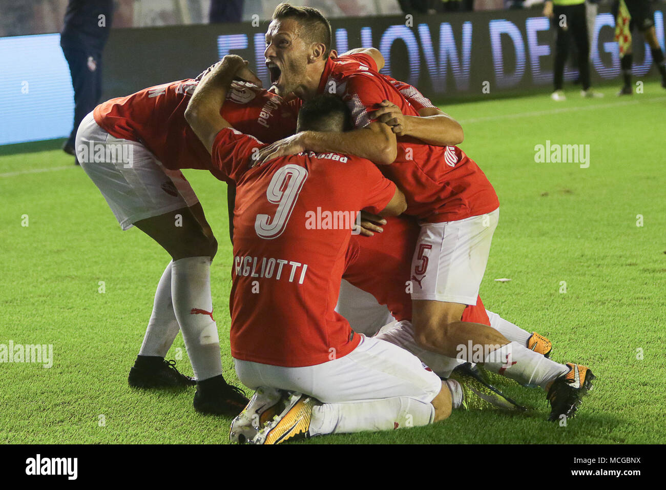 BUENOS AIRES, 15.04.2018: Players of Independiente celebrate goal of red team during the match for Superliga Argentina between Independiente and Boca Jrs on Libertadores de América Stadium, Argentina. (Photo: Néstor J. Beremblum / Alamy News) Stock Photo